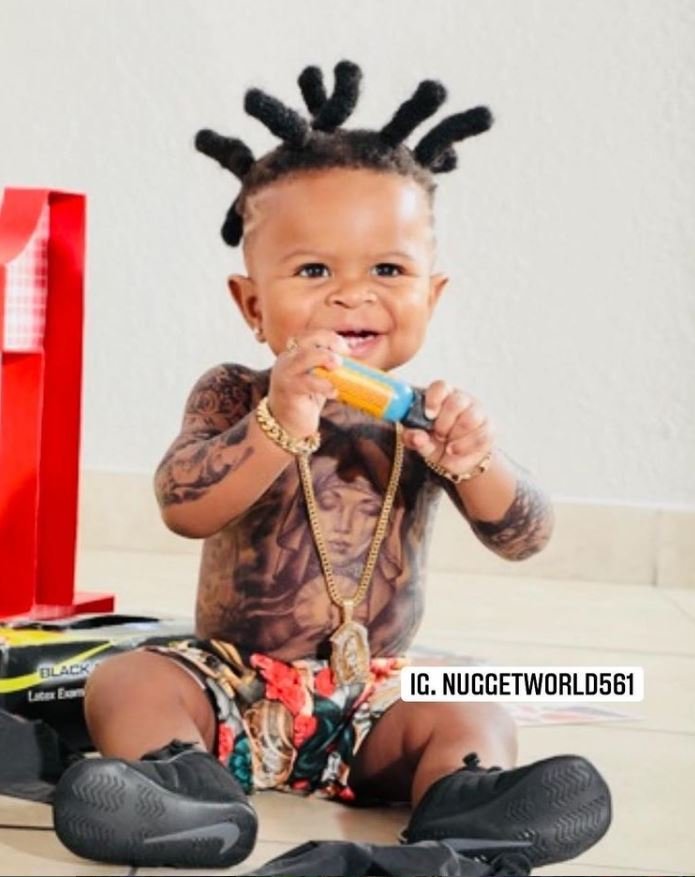 ο μικρός με τα τατουάζ ποζάρει