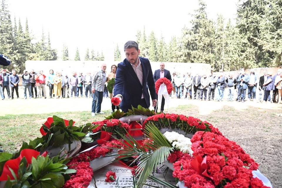 Ο Νίκος Ανδρουλάκης καταθέτει άνθος στο μνημείο των εκτελεσθέντων της 1ης Μαΐου στην Καισαριανή