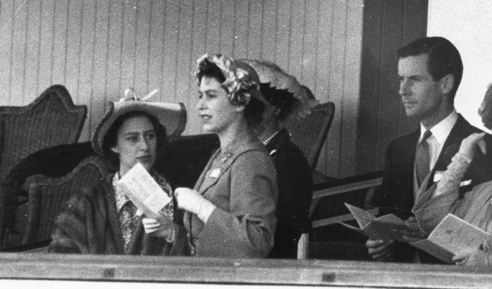 13 Ιουνίου 1951: Η πριγκίπισσα Ελισάβετ, η πριγκίπισσα Μαργαρίτε και ο Πίτερ Τάουνσεντ στο βασιλικό θεωρείο στο Άσκοτ