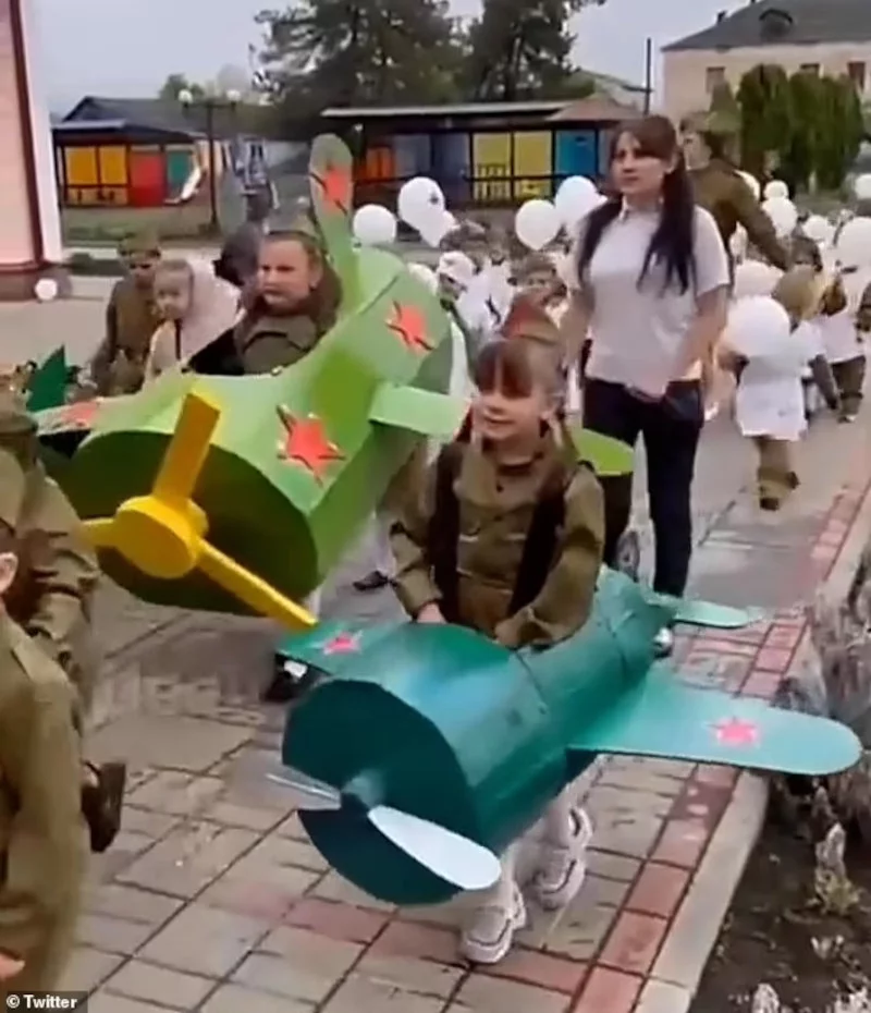 Μαθητές νηπιαγωγείου στη Ρωσία ντυμένοι «μαχητικά αεροσκάφη» το με κόκκινο αστέρι του Σοβιετικού στρατού