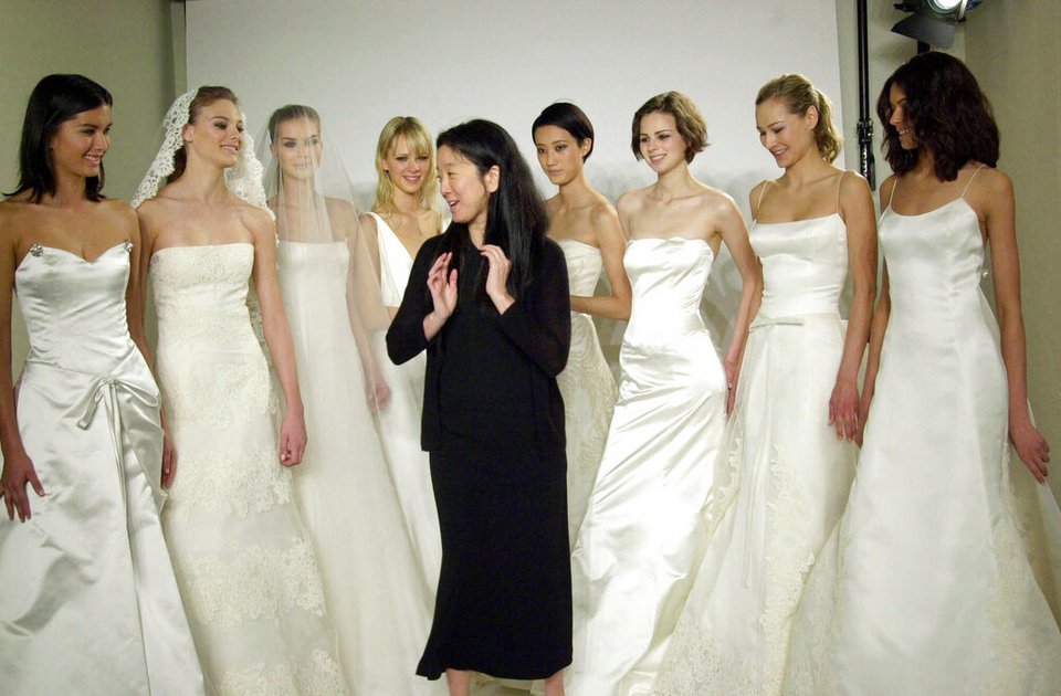 Η Vera Wang με τα μοντέλα της μετά την επίδειξη της με νυφικά στη Νέα Υόρκη