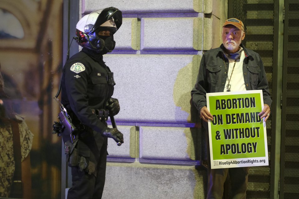 Διαμαρτυρία υπέρ των αμβλώσεων έξω από το δικαστήριο του Λος Άντζελες/ Φωτογραφία: AP/ Ringo H.W. Chiu