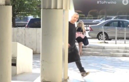 Ο Θέμης Αδαμαντίδης με τη νέα του σύντροφο σε βόλτα.