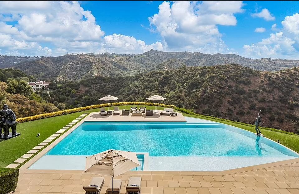 Η πισίνα του σπιτιού