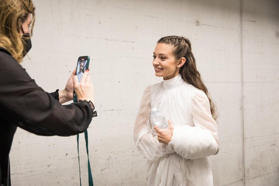 H Aμάντα Γεωργιάδη κατευθυνόμενη στη σκηνή της Eurovision 2022