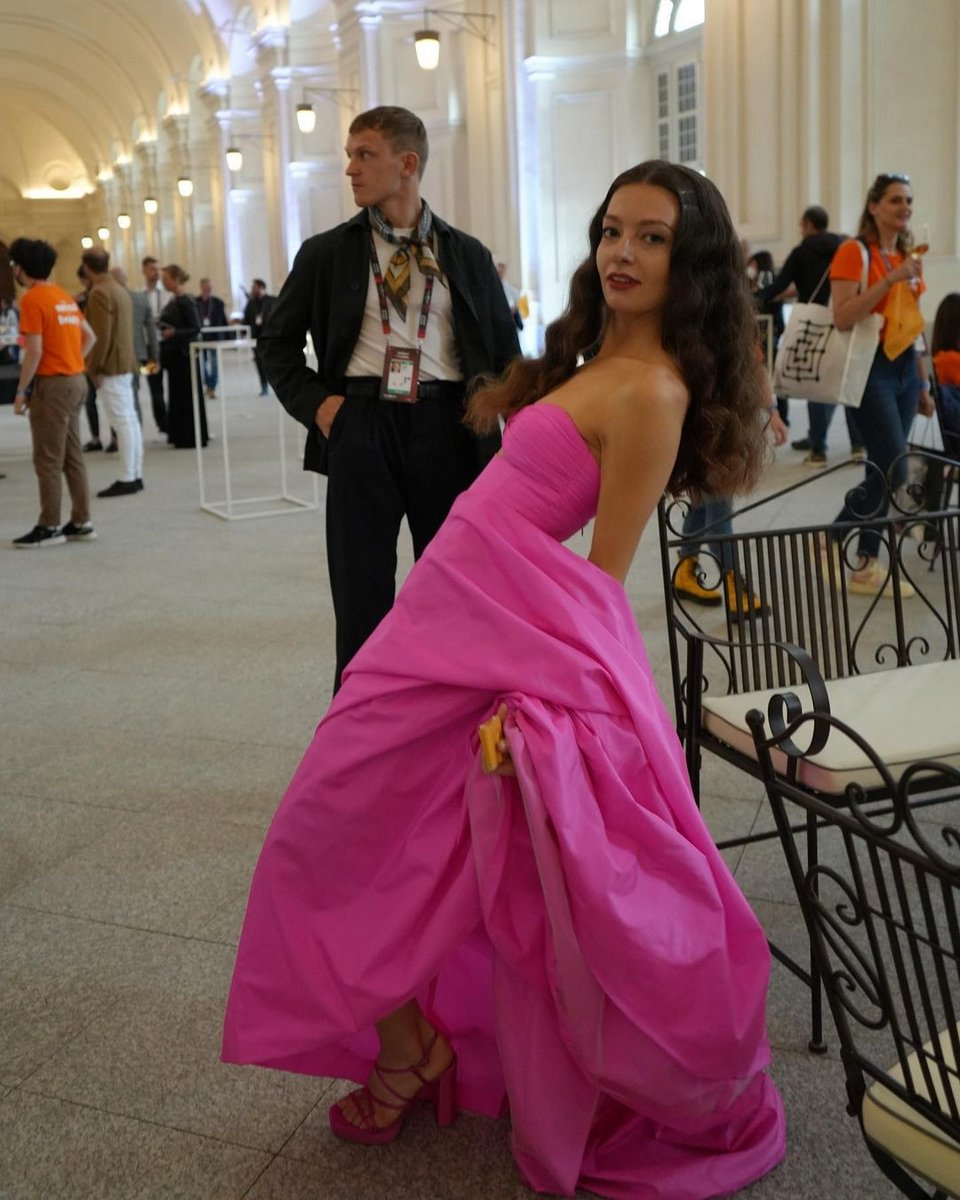 H Αμάντα Γεωργιάδη στο τιρκουάζ χαλί της Eurovision 2022.