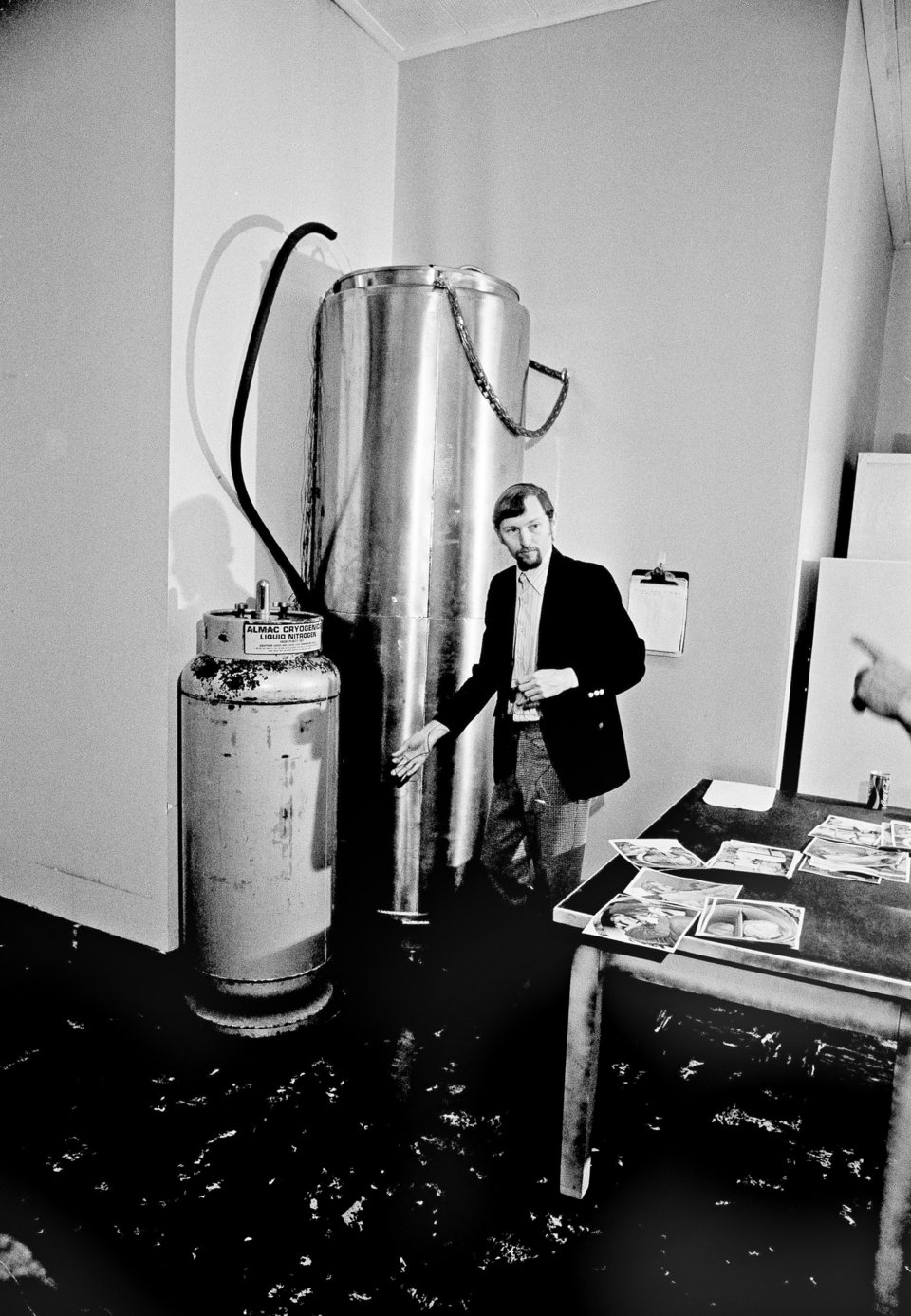 Μέλος της Bay Area Cryonics Society ποζάρει δίπλα σε μια δεξαμενή που περιέχει τα κατεψυγμένα νεκρά σώματα δύο ανθρώπων