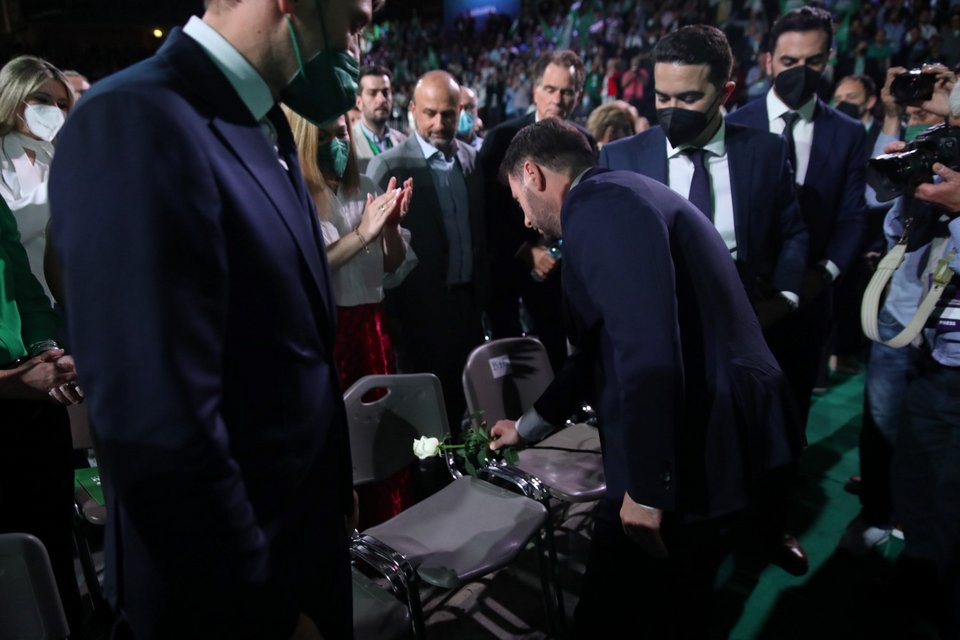 Ο Νίκος Ανδρουλάκης αποθέτει ένα λευκό τριαντάφυλλο στην κενή θέση της Φώφης Γεννηματά