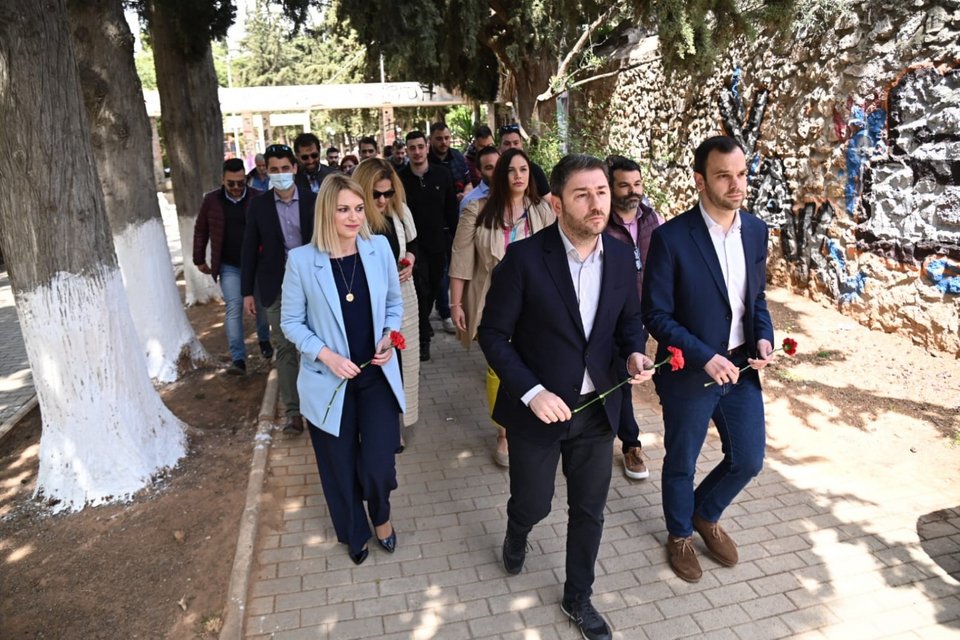 Ο Νίκος Ανδρουλάκης κρατώντας ένα κόκκινο λουλούδι στην Καισαριανή