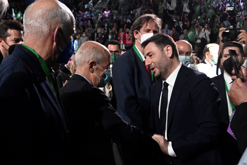 Ο Νίκος Ανδρουλάκης χαιρετά με θέρμη τον Κώστα Σημίτη / Φωτογραφία: Intimenews/ΤΖΑΜΑΡΟΣ ΠΑΝΑΓΙΩΤΗΣ
