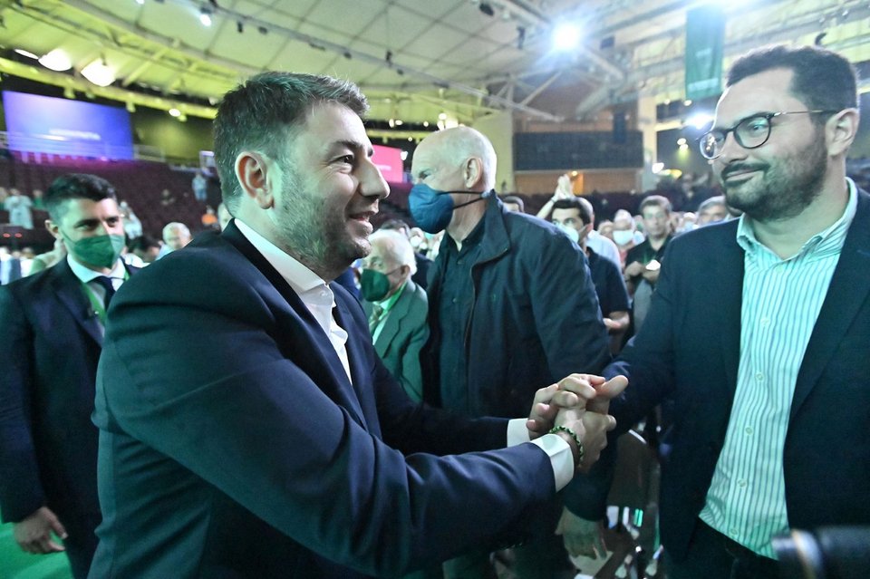 Ο Νίκος Ανδρουλάκης χαιρετά τον Ανδρέα Σπυρόπουλο, που θα είναι ο νέος γραμματέας του ΠΑΣΟΚ