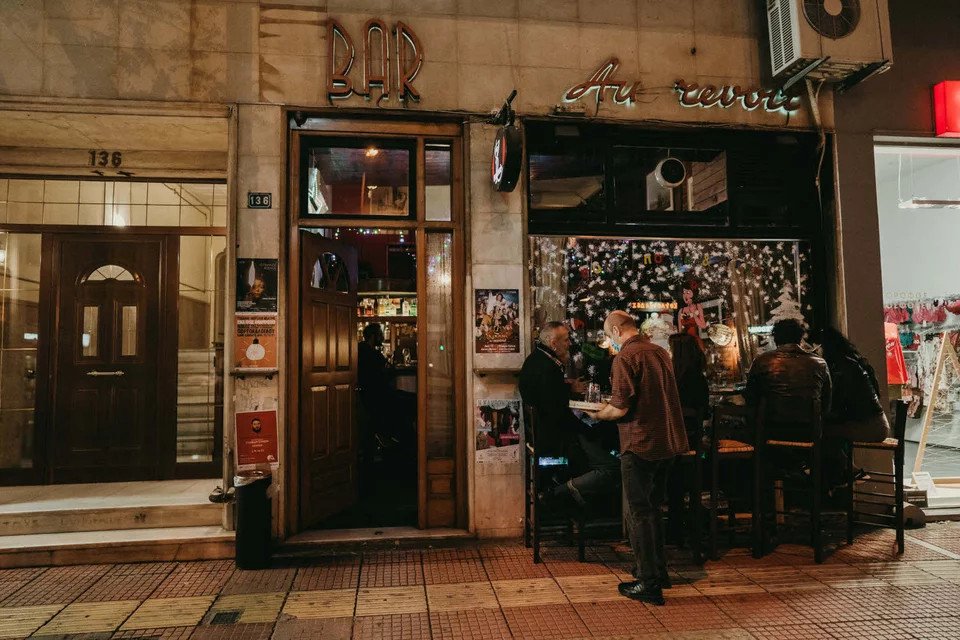 «Au Revoir»: Το τέλειο μέρος για ένα ουίσκι αργά το βράδυ