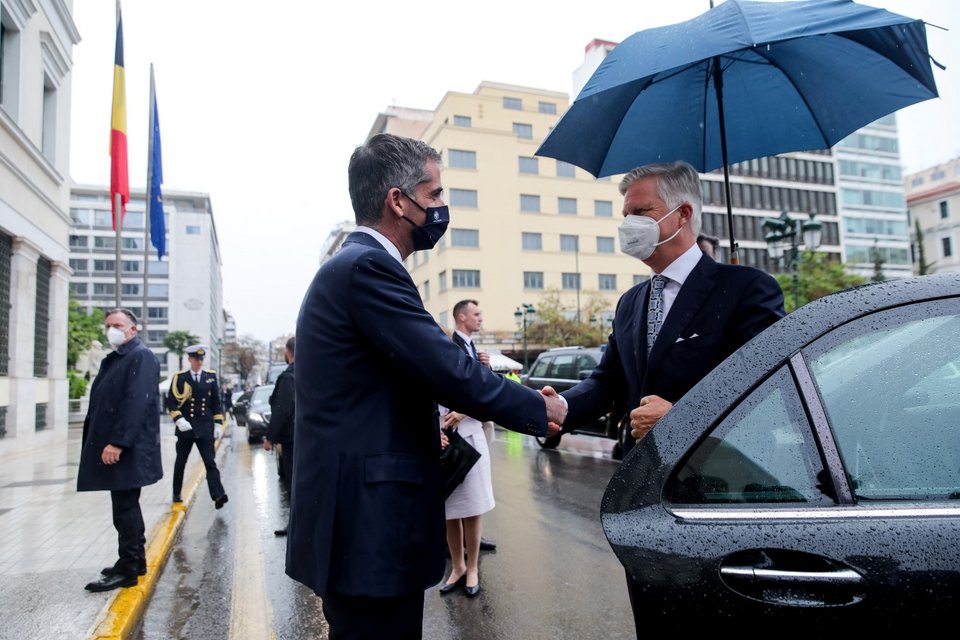 Ο δήμαρχος Αθηναίων Κ. Μπακογιάννης υποδέχεται τον βασιλιά του Βελγίου -Φωτογραφία: ΓΙΑΝΝΗΣ ΠΑΝΑΓΟΠΟΥΛΟΣ / EUROKINISSI