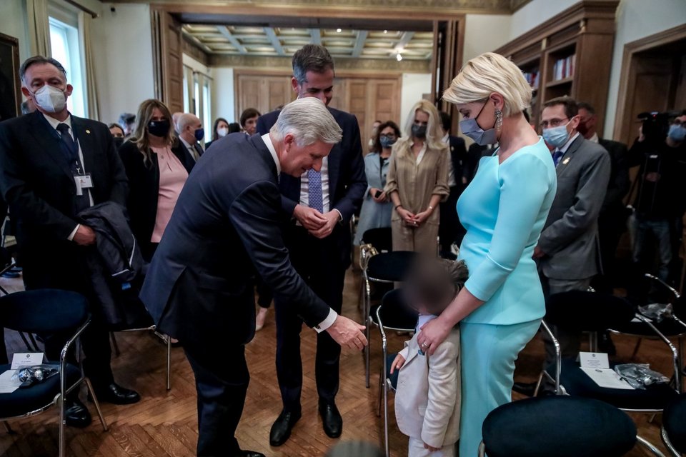 Ο Βασιλιάς του Βελγίου χαιρετά το παιδί του Κ. Μπακογιάννη και της Σίας Κοσσιώνη -Φωτογραφία: ΓΙΑΝΝΗΣ ΠΑΝΑΓΟΠΟΥΛΟΣ / EUROKINISSI
