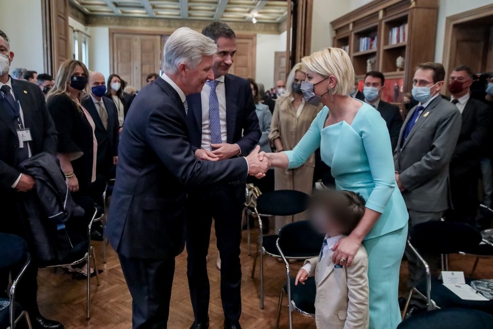 Ο Βασιλιάς του Βελγίου χαιρετά τη σύζυγο του Κ. Μπακογιάννη, Σία Κοσσιώνη -Φωτογραφία: ΓΙΑΝΝΗΣ ΠΑΝΑΓΟΠΟΥΛΟΣ / EUROKINISSI