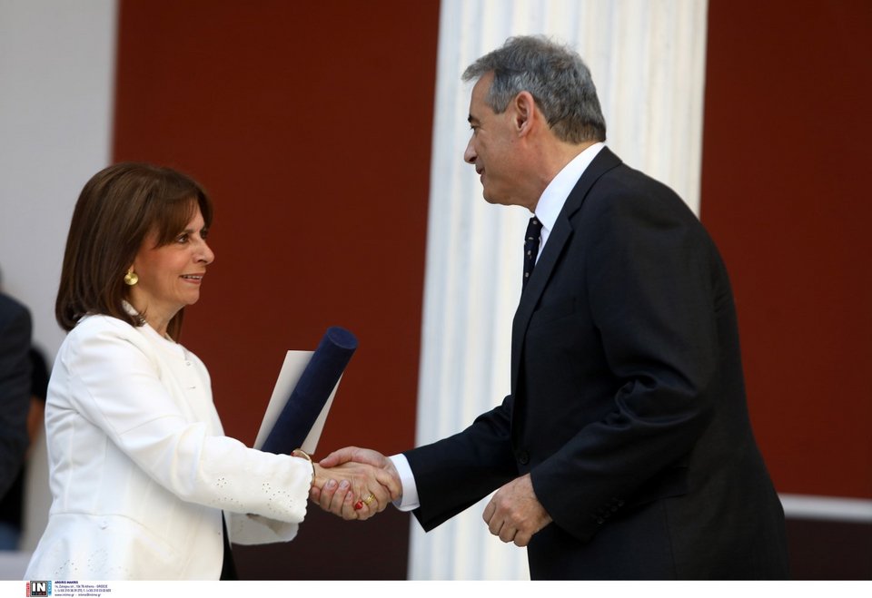Η ΠτΔ παραδίδει το βραβείο Μπότση στον Ιορδάνη Χασαπόπουλο / Φωτογραφία: Intimenews/ΣΤΕΦΑΝΟΥ ΣΤΕΛΙΟΣ