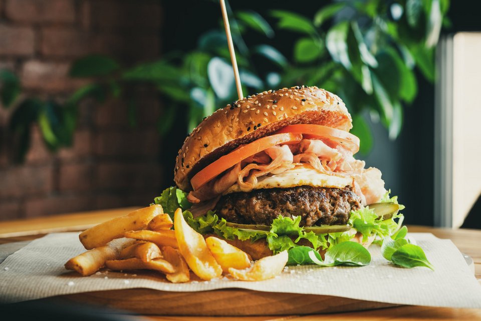 Πώς τρώμε σωστά το burger