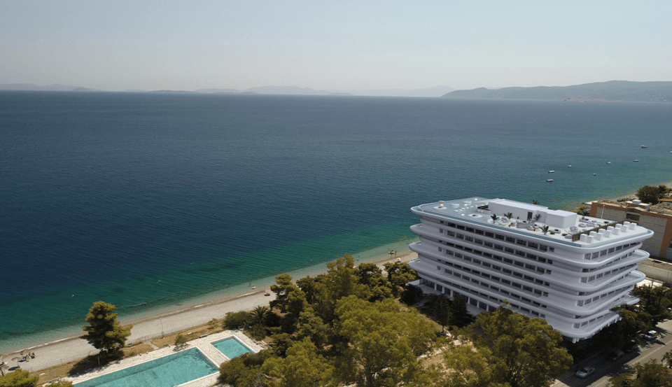 Το φουτουριστικό design του Brown Beach Corinthia από ψηλά, ψωτογραφημένο με drone - Φωτογραφία: Courtesy of Brown Beach Corinthia
