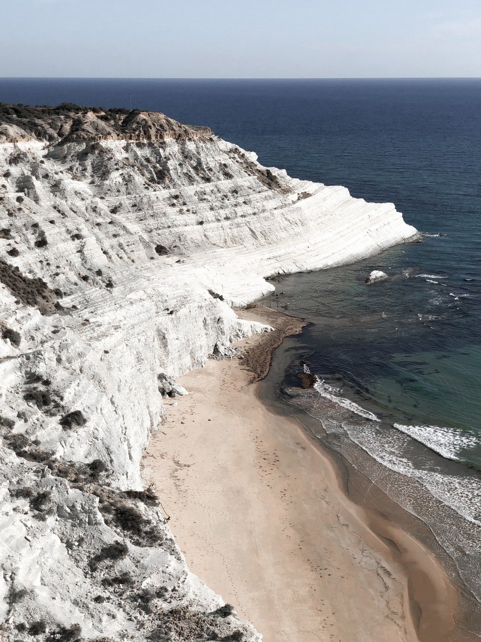 Η Scala dei Turchi φωτογραφημένη άδεια, από ψηλά - Φωτογραφία: Dario Ciraulo/Unsplash 