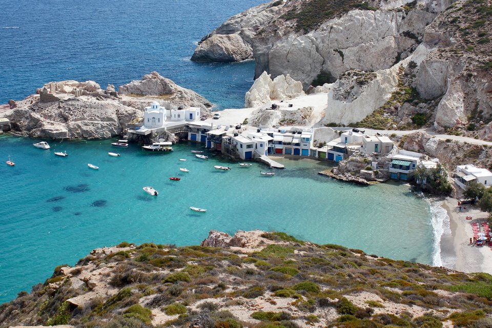 Τα σύρματα της Μήλου, τα παραδοσιακά σπιτάκια των ψαράδων πάνω στο κύμα, είναι διάσημα σε όλο τον κόσμο - Φωτογραφία: David Tip/Unsplash