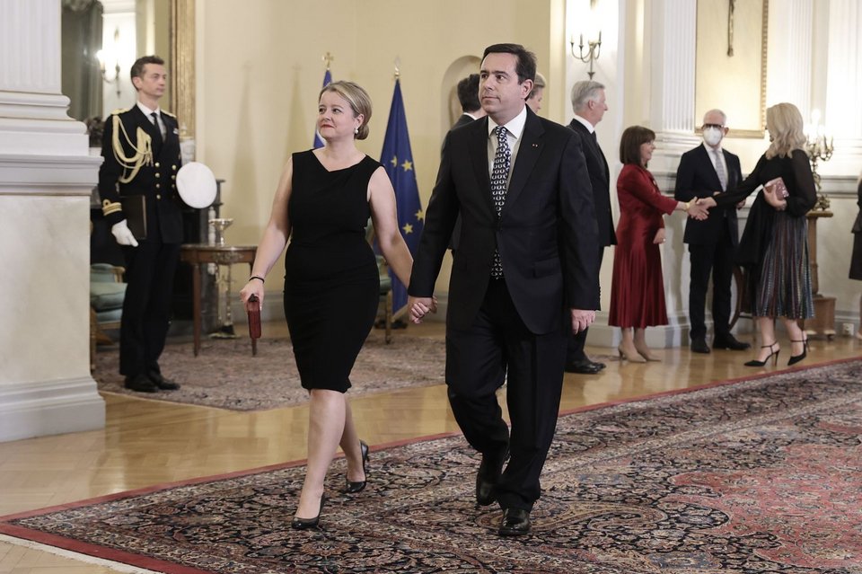 Ο Νότης Μηταράκης με τη σύζυγό του
