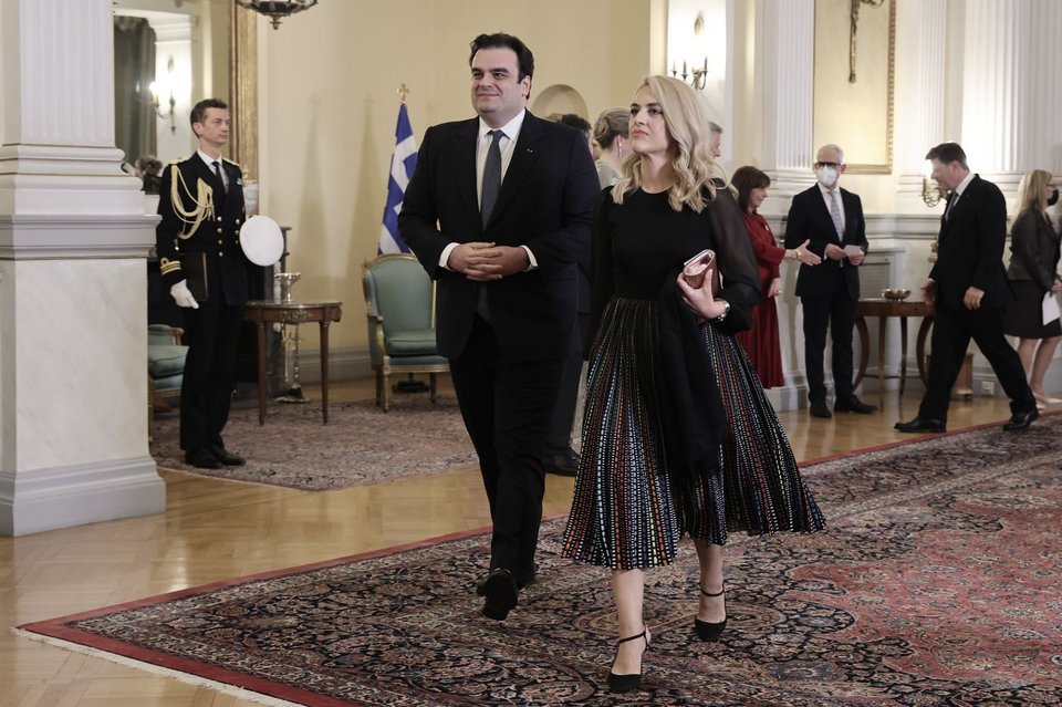 Ο Κυριάκος Πιερρακάκης με τη σύζυγό του στη δεξίωση στο Προεδρικό
