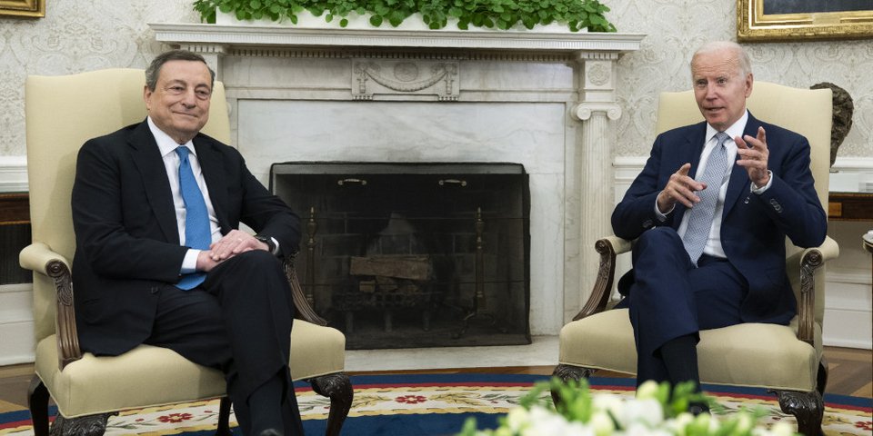 Ο Ιταλός πρωθυπουργός, Μάριο Ντράγκι στα αριστερά με τον πρόεδρο των ΗΠΑ, Τζο Μπάιντεν/