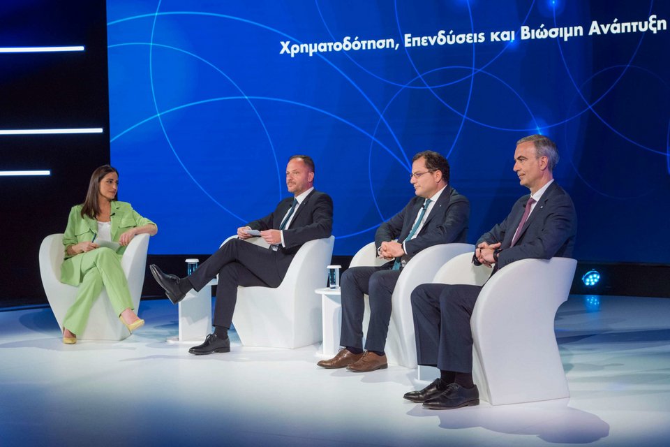 Η δημοσιογράφος Δώρα Αναγνωστοπούλου συντόνισε το δεύτερο μέρος της εκδήλωσης της Alpha Bank