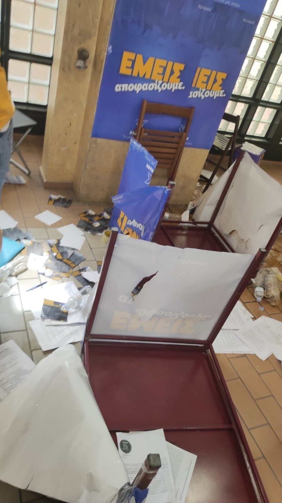 Φωτογραφίες από την επίθεση κουκουλοφόρων κατά φοιτητών στη Νομική Αθηνών