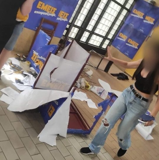 Φωτογραφίες από την επίθεση κουκουλοφόρων κατά φοιτητών στη Νομική Αθηνών