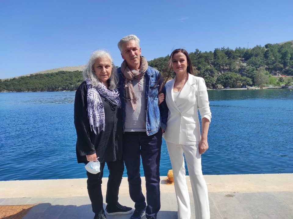 Η Ρέινα Εσκενάζυ, ο Άρης Λεμπεσόπουλος και η Καρυοφυλλιά Καραμπέτη/ Φώτο:iefimerida.gr