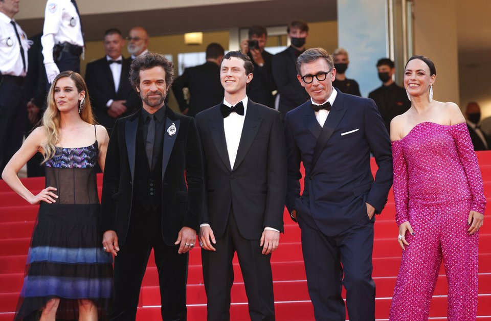 Από αριστερά: Matilda Anna Ingrid Lutz Romain Duris, Finnegan Oldfield, ο σκηνοθέτης Michel Hazanavicius και η Berenice Bejo στην πρεμιέρα του Final Cut