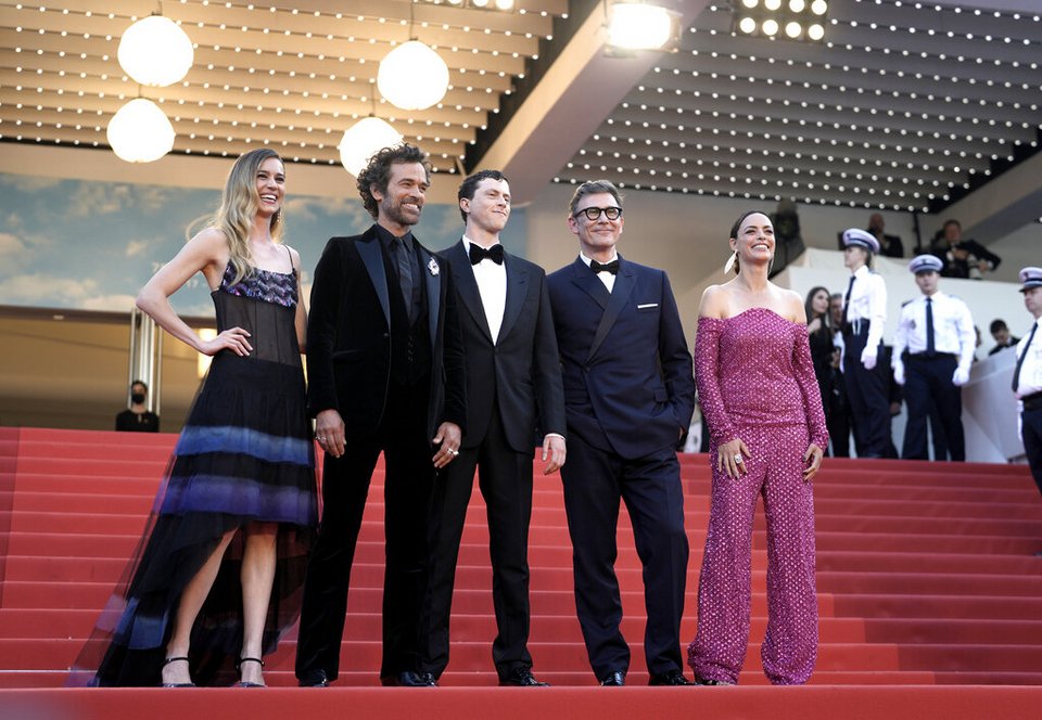 Από αριστερά: Matilda Anna Ingrid Lutz Romain Duris, Finnegan Oldfield, ο σκηνοθέτης Michel Hazanavicius και η Berenice Bejo στην πρεμιέρα του Final Cut