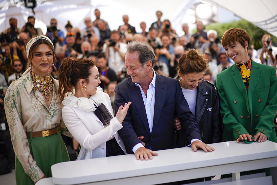 Ο πρόεδρος των κριτών Vincent Lindon (στο κέντρο) μαζί με τα υπόλοιπα μέλη της κριτικής επιτροπής: (από αριστερά) Deepika Padukone, Noomi Rapace, Jasmine Trinca και Rebecca Hall