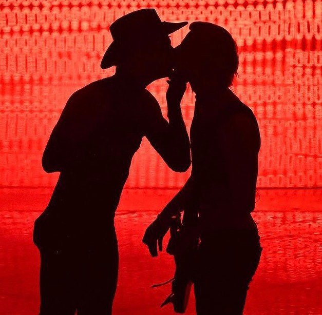 Eurovision 2022: Το φιλί μεταξύ ανδρών που έβαλε «φωτιά»