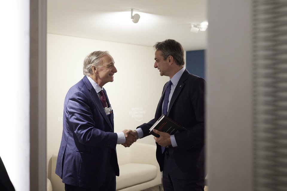 Ο Κυριάκος Μητσοτάκης και ο Ray Dalio στο Νταβός για το Παγκόσμιο Οικονομικό Φόρουμ / Φωτογραφία: ΓτΠ / ΠΑΠΑΜΗΤΣΟΣ ΔΗΜΗΤΡΗΣ