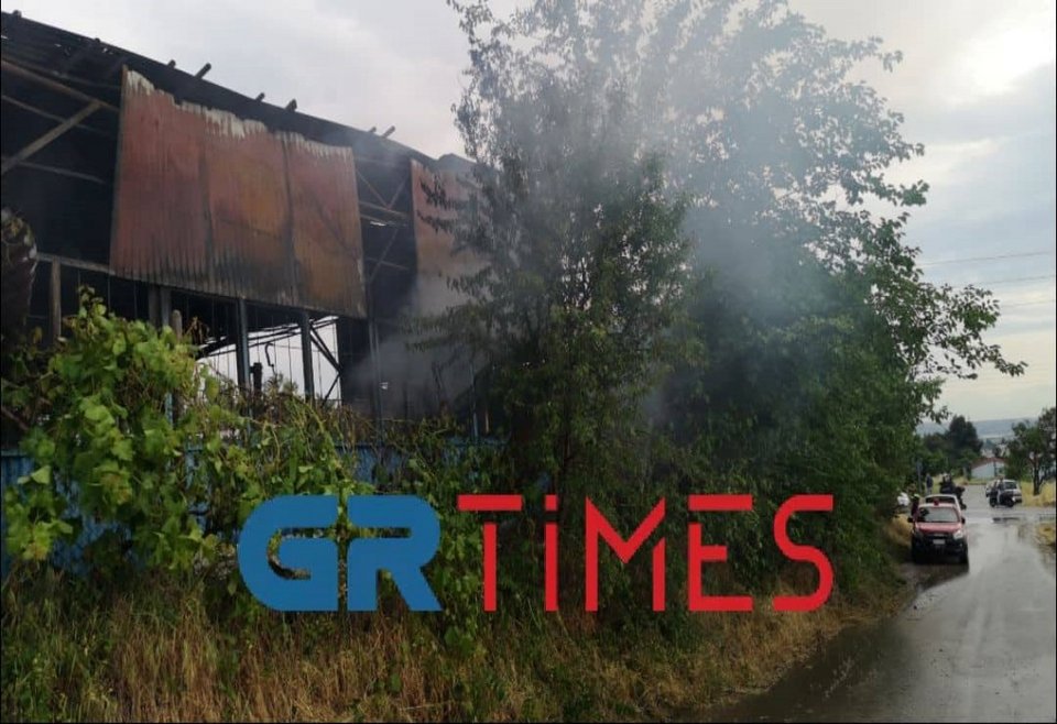 Φωτιά σε συνεργείο στη Θέρμη Θεσσαλονίκης