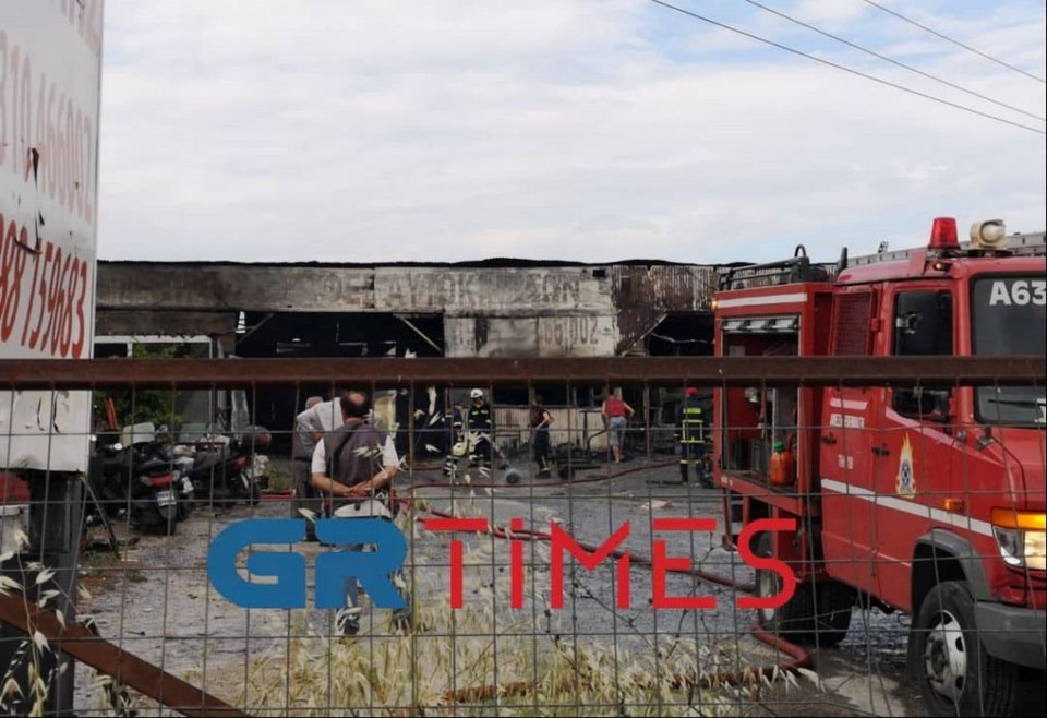 Φωτιά σε συνεργείο στη Θέρμη Θεσσαλονίκης
