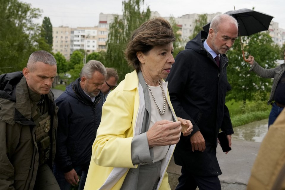 Η Γαλλίδα υπουργός Εξωτερικών, Κατρίν Κολονά, στην Ουκρανία με τοπικούς αξιωματούχους