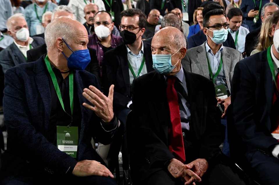 Ο Γιώργος Παπανδρέου και ο Κώστας Σημίτης στο συνέδριο του ΠΑΣΟΚ / Φωτογραφία: Intimenews/ΤΖΑΜΑΡΟΣ ΠΑΝΑΓΙΩΤΗΣ