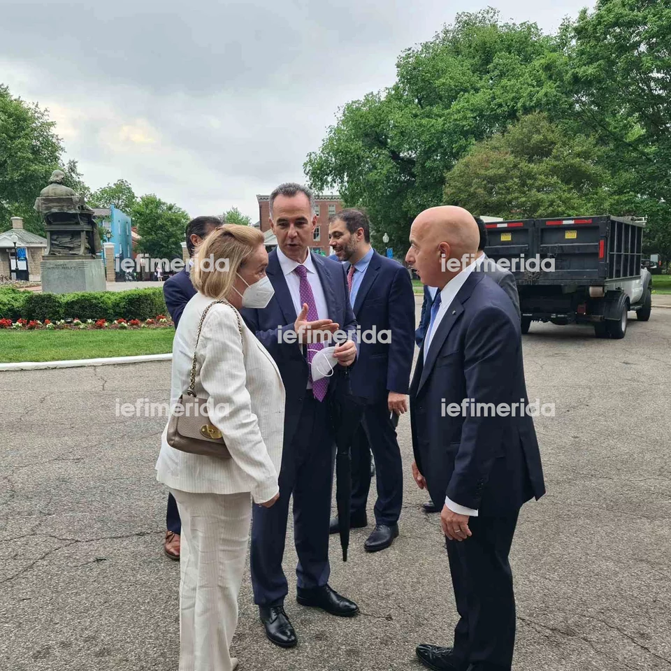 Ο γενικός πρόξενος της Ελλάδας στη Νέα Υόρκη με τον επιχειρηματία Μάικλ Ψαρό έξ από το Georgetown University -Φωτογραφία: iefimerida.gr