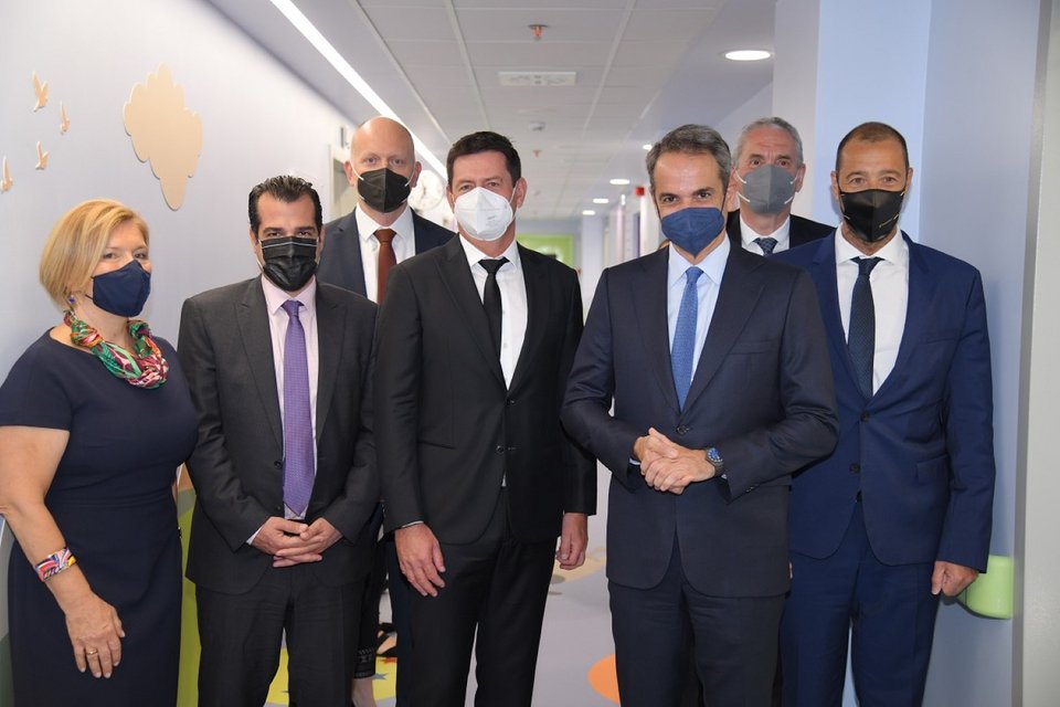 Μίνα Γκάγκα, Aναπληρώτρια Yπουργός Υγείας, Θάνος Πλεύρης, Υπουργός  Υγείας, Γιαν Κάρας, Διευθύνων Σύμβουλος ΟΠΑΠ, Karel Komarek, Πρόεδρος  Δ.Σ. της Allwyn, Κυριάκος Μητσοτάκης, Πρωθυπουργός, Καμίλ Ζίγκλερ,  Εκτελεστικός Πρόεδρος ΟΠΑΠ, Εμμανουήλ Παπασάββας, Κοινός  Διοικητής των Διασυνδεόμενων Παιδιατρικών Νοσοκομείων