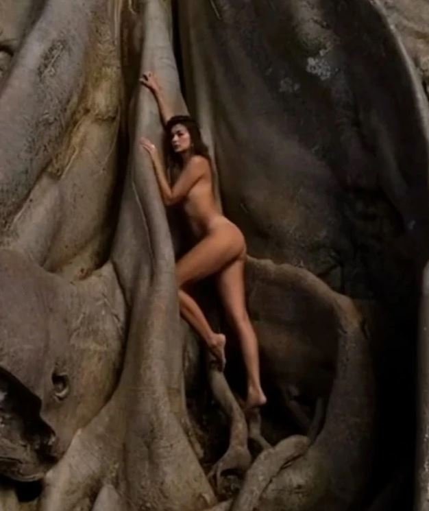 Η Alina πόζαρε εντελώς γυμνή κάτω από το ιερό δέντρο στο Μπαλί της Ινδονησίας