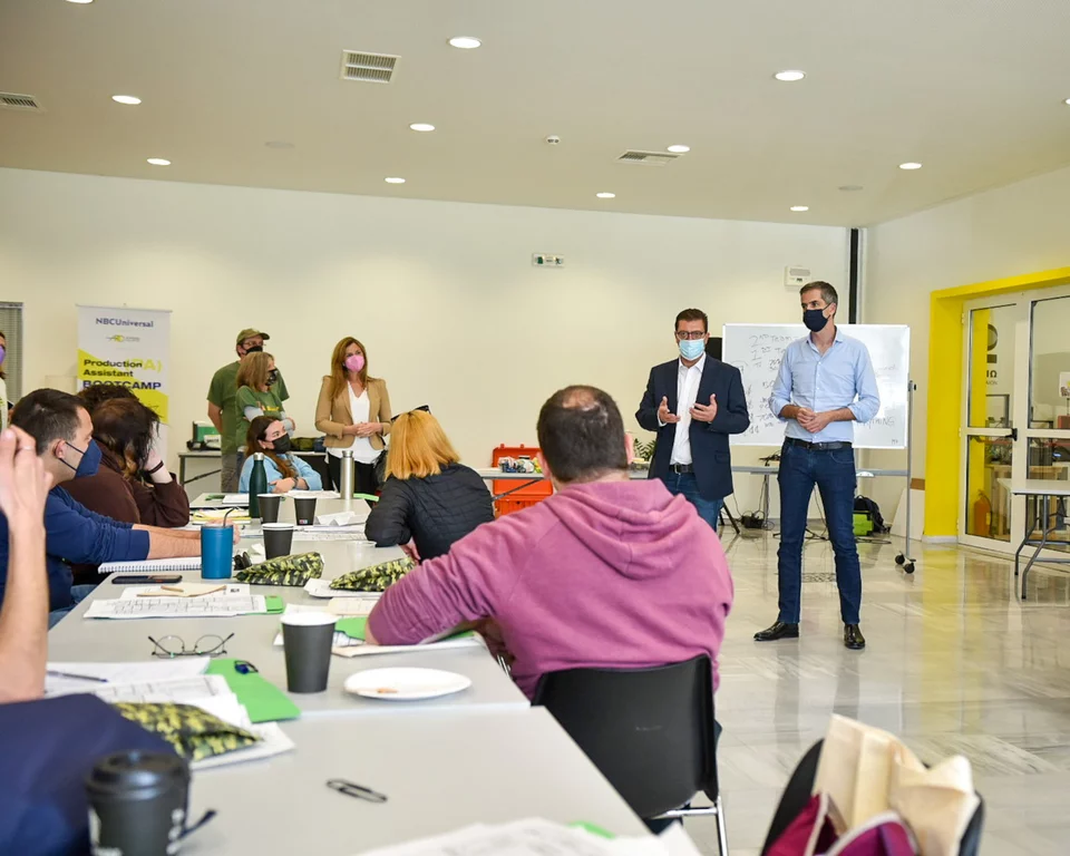 Ο Κώστας Μπακογιάννης με τον Στάθη Καλογερόπουλο μιλούν στους εκπαιδευόμενους