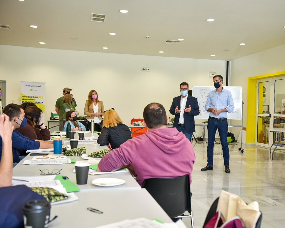 Ο Κώστας Μπακογιάννης με τον Στάθη Καλογερόπουλο μιλούν στους εκπαιδευόμενους