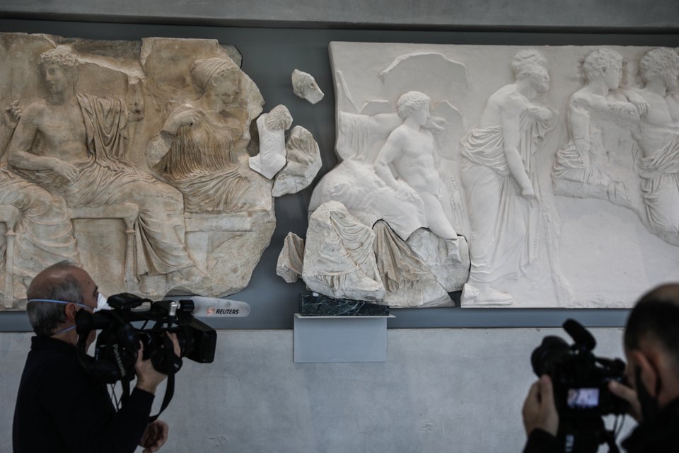H τοποθέτηση του θραύσματος Fagan στο Μουσείο της Ακρόπολης πριν λίγο καιρό
