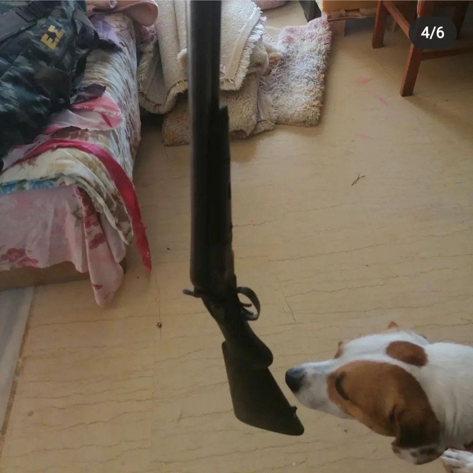 Φωτογραφία με την καραμπίνα που κουβαλούσε μαζί του στο Σύνταγμα