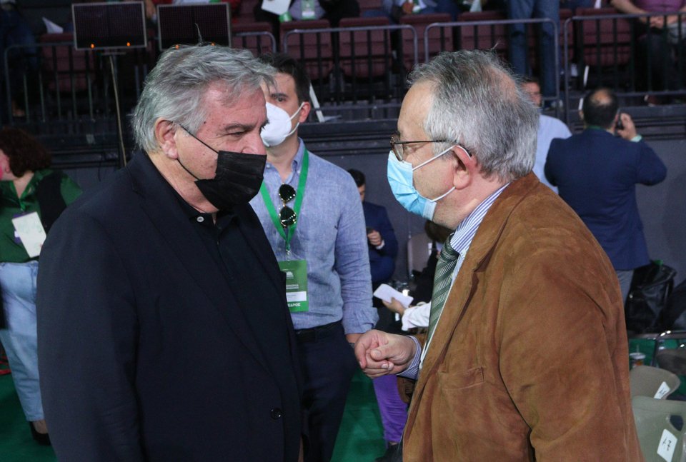 Ο Χάρης Καστανίδης με τον καθηγητή Νίκο Αλιβιζάτο / Φωτογραφία: ΧΡΗΣΤΟΣ ΜΠΟΝΗΣ-EUROKINISSI