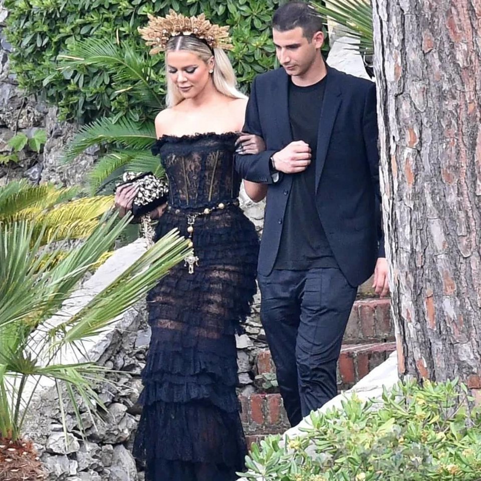 Η Κλόε Καρντάσιαν με το χρυσό headpiece