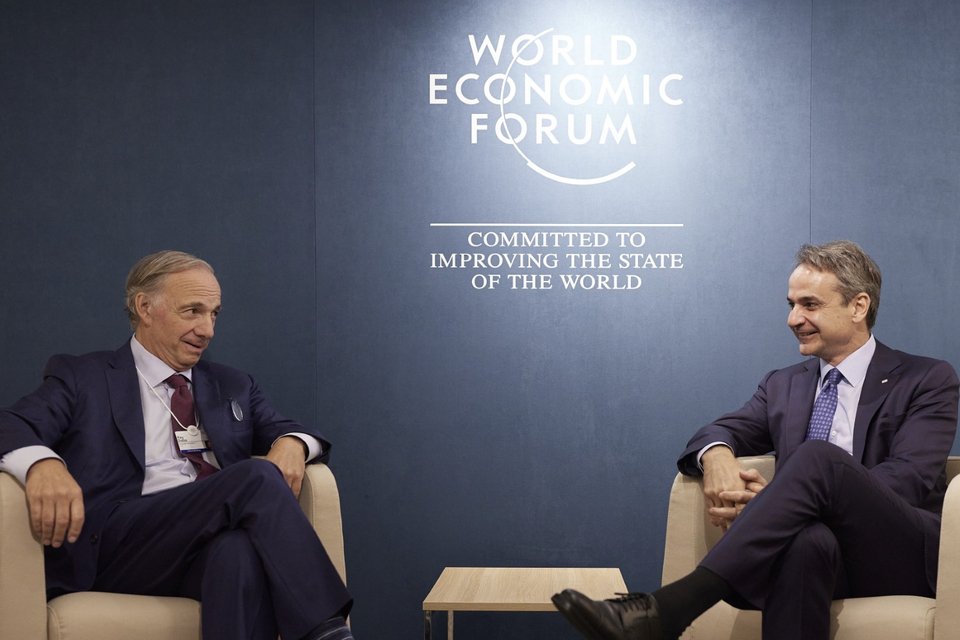 Ο Κυριάκος Μητσοτάκης και ο Ray Dalio στο Νταβός για το Παγκόσμιο Οικονομικό Φόρουμ / Φωτογραφία: ΓτΠ / ΠΑΠΑΜΗΤΣΟΣ ΔΗΜΗΤΡΗΣ